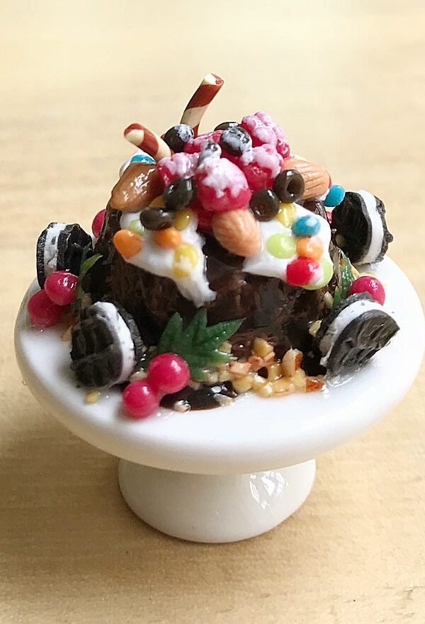 Miniature Chocolate & Fruit Cake On Ceramic Tray, Miniature Sweet, Dollhouse Cakes, Miniature Cookie Cake, Miniature Cakes, Dollhouse Bakery